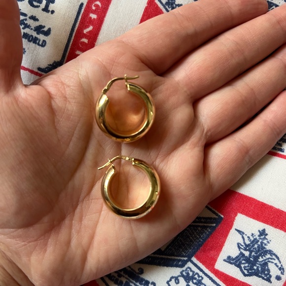 Mejuri Solid 14K Yellow Gold Small Chunky Hoops - Picture 14 of 16